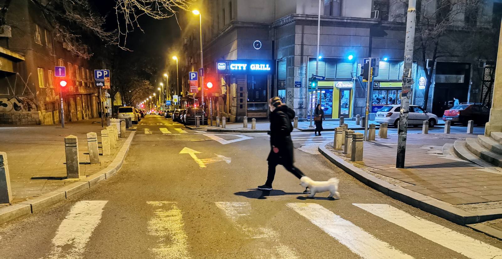 Београђани ужурбани пред полицијски час: Припадници МУП на улицама, људи јурили ка кућама (ВИДЕО)